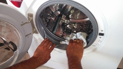 Mách bạn khử mùi và cặn bã trong máy giặt - ng. Đây là Máy tạo ozone làm sạch không khí một số mẹo giúp đánh bay mùi hôi, ẩm mốc trong máy giặt.

Dùng chất tẩy rửa
Một trong những mẹo giúp khử mùi và chất bẩn trong nhà vệ sinh là Máy l