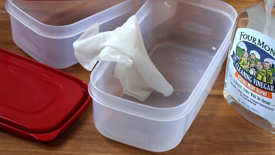 Mùi hôi của hộp nhựa khiến bạn khó chịu - óng, Máy khử mùi Ozone khách sạn đơn giản, bạn hãy học các mẹo được bật mí bên dưới nhé.

Dùng nước rửa chén
- Cách đơn giản nhất để khử mùi hộp nhựa đựng thức ăn là sử dụng nướ
