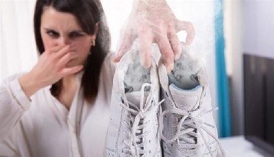 Xử lý mùi hôi giày và tất nhanh nhất có thể - ôi giày và tất sau đây:
Chú ý tới việc loại bỏ mùi hôi từ giày mà bạn đi hàng ngày, máy ozone công nghiệp chuyên dụng các bạn có thể xử lý đôi giày mình hết mùi bằng những cách vô cùng đơn 